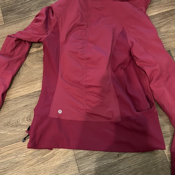 Lululemon reversible hooded jacket in magenta. Has thumb holes. Size 8. - Picture 5 of 7